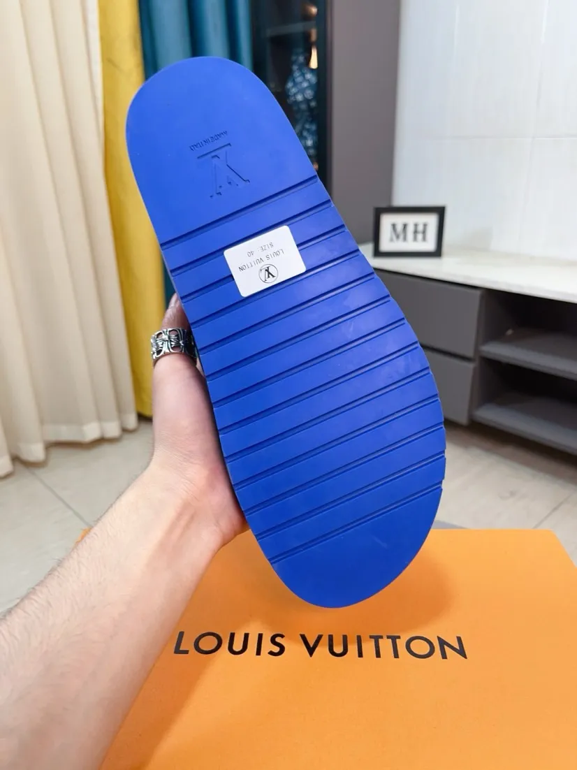 Men's shoes💰300🌹🌹【LV】Multi-color new men's slippers, original top-quality version, original special cowhide with pebbled embossing➕sheepskin on the inner and side, non-slip combination sole, more stable walking, more comfortable and lightweight, high-end and generous, size: 38~44